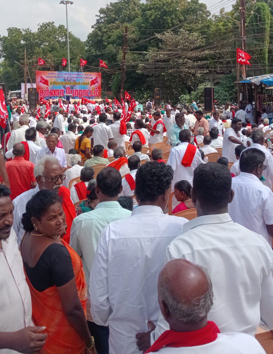 tncpim's tweet image. ஒன்றிய பாஜக அரசின் கார்ப்பரேட் ஆதரவு, வேளாண் விரோத கொள்கைகளை கண்டித்து, தமிழ்நாடு விவசாயிகள் சங்கம் சார்பில், பெருந்திரள் தர்ணா போராட்டம் இன்று தஞ்சையில் மாநில பொதுச் செயலாளர் சாமி.நடராஜன் நடைபெற்றது. #CPIM #farmersProtest #tamilNaduFarmers #saveFarmers #BJPAgainstFarmers