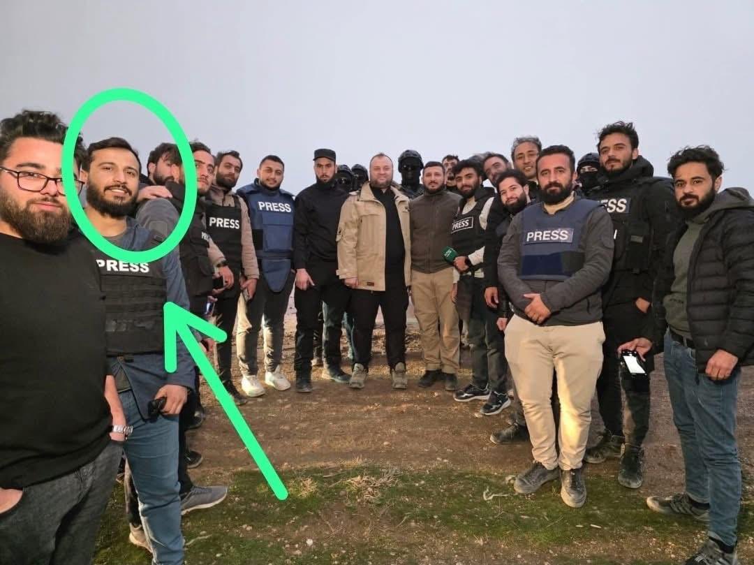 AliAmmarr's tweet photo. Fotoğrafta gördüğünüz Haseke doğumlu Hamza el-Ali, eski bir IŞİD üyesi ve QSD’nin eski bir tutuklusuydu. Şimdi Şam rejiminin medya heyetinin bir üyesi olarak görünüyor; bu da IŞİD üyelerinin bölgeye yeni isimler ve kılıklarla girdiğini gösteriyor. https://t.co/n9r9vf1pPV