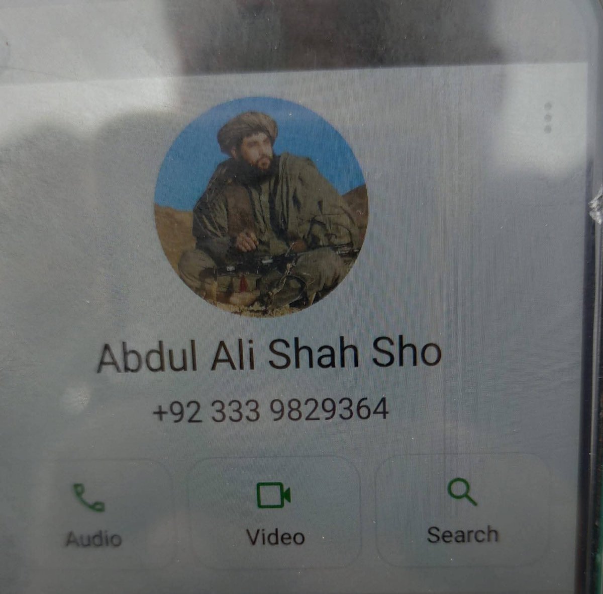 یہ صرف ایک پروفائل تصویر نہیں، ایک خطرناک ذہنیت کی عکاسی ہے۔ اس ایس ایچ او، جس کا نام عبدالعلی ہے، اپنی واٹس ایپ پروفائل پر ایسے شخص کی تصویر لگایا ہے جو دہشتگرد رہنما ملا عمر کے بیٹے اور موجودہ افغان وزیرِ دفاع ملا محمد یعقوب ہے تو اس میں اور شک کی کیا گنجائش ہے؟