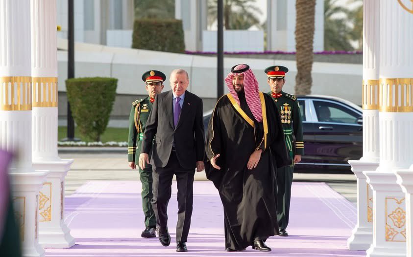 SyriaBulletin's tweet photo. بيان سعودي-تركي يرحب بجهود الحكومة السورية للحفاظ على أمن البلاد ووحدة أراضيها، مؤكّداً على دعم وقف إطلاق النار وتعزيز السلم الأهلي. ودعم البيان تطلعات الشعب السوري نحو التنمية والازدهار، مع إدانة انتهاكات الاحتلال الإسرائيلي على الأراضي السورية.

#سوريا #نشرة_سوريا https://t.co/dJlWcLNWJ3