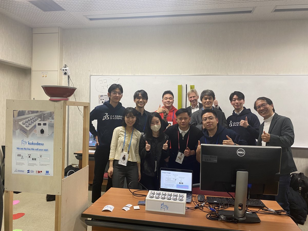 3DSjapan's tweet photo. 1月31日、東京科学大学の EDP（Engineering Design Project） 最終発表祭に参加しました🎓

EDP（Engineering Design Project）は、企業が提示するテーマに対し、学生がユーザーインタビューを起点に、課題発見から検証までを実践的に行うプロジェクト型プログラムです。

わたしたちは今回協賛パートナーとして参画し、「飲食業におけるさらなる省力化・省人化」をテーマに、学生の皆さんと約4か月間、執行役員／ジャパン・イノベーションセンター長：野村 嘉樹率いる5名のメンターが伴走、以下のサポートをさせていただきました。

🔹ディスカッションに対する定期的なメンタリング
🔹最先端のものづくりを支える企業として、実際のツールを用いたシステムズエンジニアリングの概念を学生チームに共有
🔹大崎オフィスへ招待してコンサルティングサービス 「TELEPORT 1/1（テレポート）」の体験実施🏢✨

東京科学大学の学生に加え、多摩美術大学、武蔵野美術大学や昭和女子大学の学生が混成チームを組み、ユーザーインタビューから課題発見、プロトタイピング、検証までを繰り返すプロセスはとても濃密で、完成した提案だけでなく「そこに至るまでの試行錯誤」も含めて共有される発表は印象的でした。

特に心に残ったのは、
✨専攻の異なる技術×アートのチームが、その多様性を強みに変え、プロ顔負けの提案をしていたこと
✨学生時代にこうした実践的な経験ができる環境そのものの価値
✨AIを前提技術として自然に取り入れている学生が多かったこと

未来の働き手（Workforce of Future）を育むこの取り組みを、スポンサーとして支援できていることを誇りに思います。
学生の皆さんのこれからの活躍がとても楽しみです🌱
#科学大EDP

イベント概要：https://t.co/lIjJRcDmtu