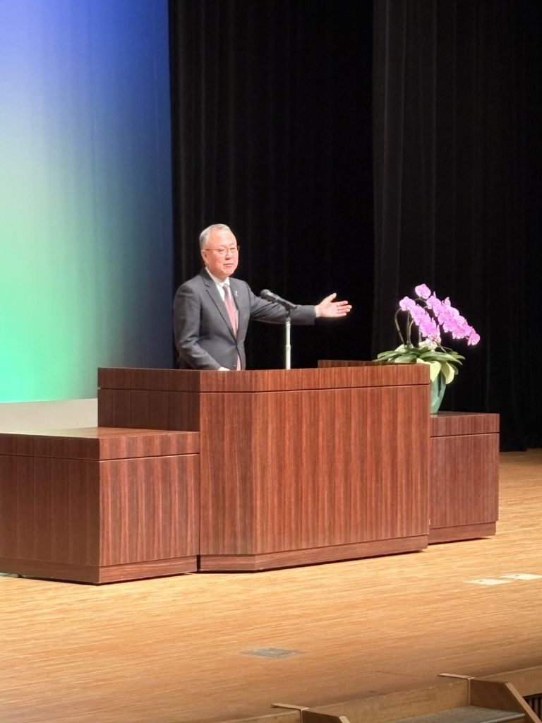 男女共同参画ネットワークさのと共催で男女共同参画講演会を開催しました。小学生の素晴らしい標語・作文の表彰式の後、ダイビーノン代表の飯田あきるさんに多様な性のあり方に関するご講演をいただきました。今後も男女共同参画へのご理解ご協力をお願いいたします。