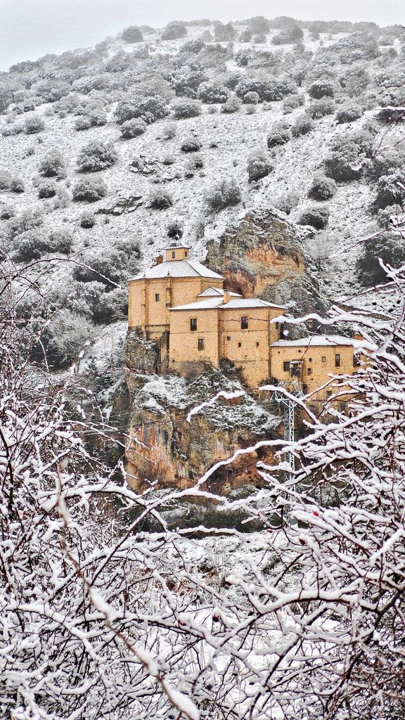 soriapatrimonio's tweet photo. Un manto de nieve ha cubierto esta noche la ciudad de #Soria. https://t.co/L4lDunBnjW
