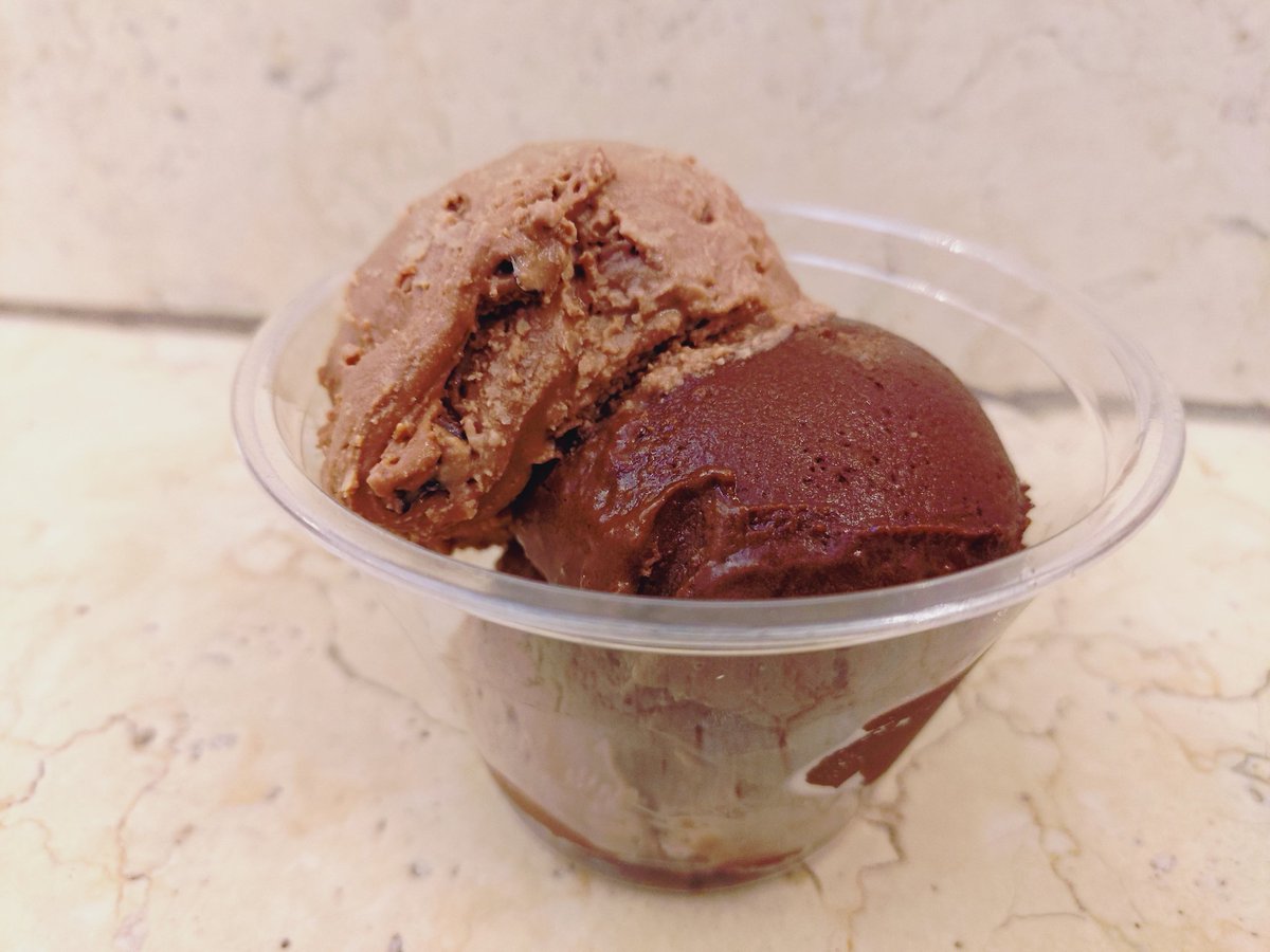 阪急梅田本店のカカオのアイス食べ比べ、調子に乗って3種類選んだら1800円くらいした。値段にも震えたけど感動的に美味しかったです🍨