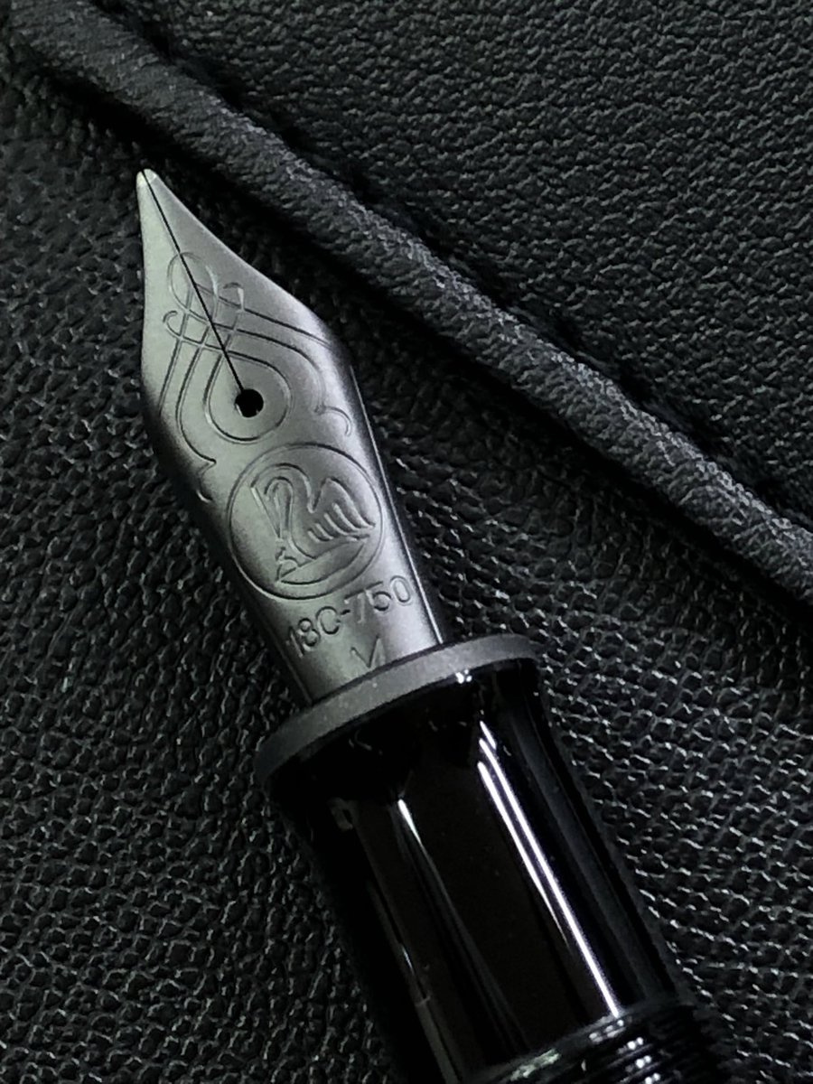 250本限定、ペリカンM809ブラックマット、Mのみ在庫ございます。
18金のペン先まで全てがブラックで統一され、スーべレーン初のマット仕上げされた樹脂パーツと金属パーツとのコントラストが大変格好いいです。

okamotoya.shop-pro.jp/?pid=190191590