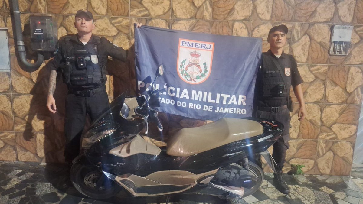 PMERJ's tweet photo. 📍 APREENSÃO EM NILÓPOLIS!
Policiais do #20BPM, após cerco com apoio das equipes do #PROEIS, apreenderam um simulacro de pistola e uma motocicleta na Avenida Getúlio Vargas, no Centro de Nilópolis, na madrugada desta quarta-feira (04/02). Um suspeito foi detido. +
#PMERJ https://t.co/l7siJbsbS6