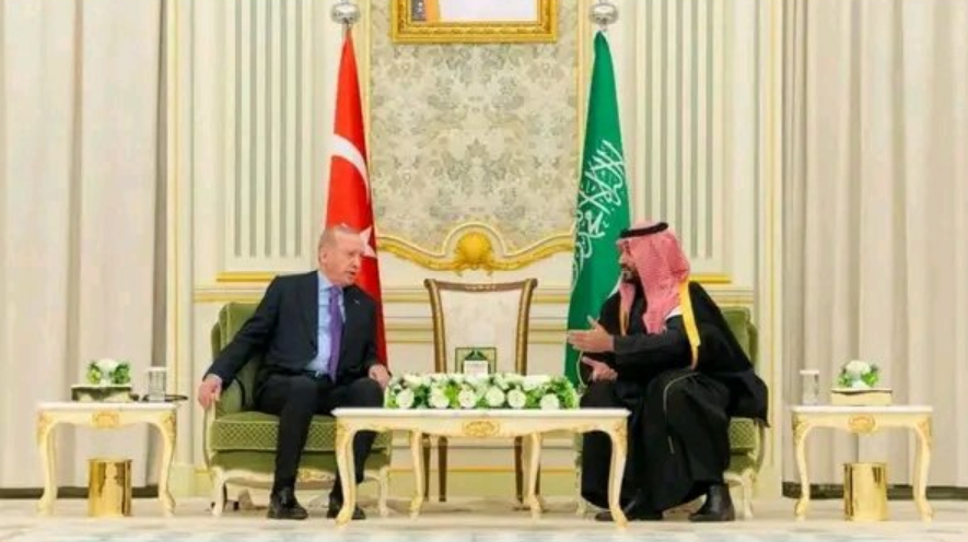 السعودية وتركيا.. دعم للأونروا ورفض لانتهاكات سلطات الاحتلال. ولي العهد الأمير محمد بن سلمان والرئيس التركي رجب طيب أردوغان يؤكدان على الدور المحوري والمهم الذي تلعبه وكالة غوث وتشغيل اللاجئين الفلسطينيين (الأونروا) لتقديم الخدمات الأساسية للشعب الفلسطيني، معربين عن إدانتهما لقيام قوات الاحتلال الإسرائيلي بهدم مباني تابعة للوكالة في القدس المحتلة، ورفضهما التام لانتهاكات سلطات الاحتلال للأعراف والقوانين الدولية، داعين المجتمع الدولي للتصدي لهذه الممارسات والجرائم بحق المنظمات الإغاثية الدولية 