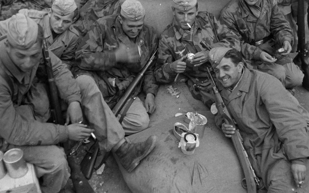 Немецкие десантники на привале.

Северная Африка
1942
#WWII #WW2