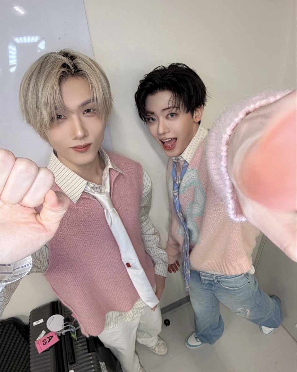 jceminct's tweet photo. 나랑 지성이랑 ㅋㅋㅋ https://t.co/EJ1Fsr0DNN