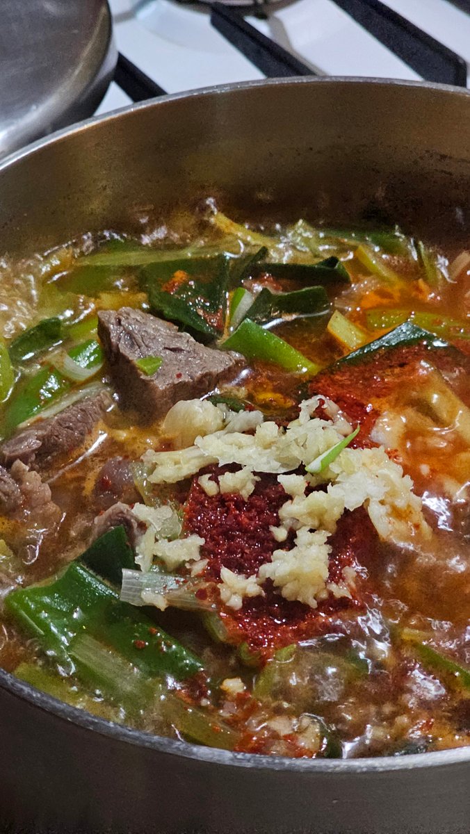 파 한단에 천원이라 살 수 밖에 없어 경상도식 쇠고기뭇국 끓인다. 나박썬 무와 파 반단쯤에 100g당 3천원대 두툼한 부채살 넉넉히 넣어 센불에 한식경 이어 콩나물 더해 약불에 한식경 끓이니 은은하게 달고 감칠맛도 차고 넘친다.