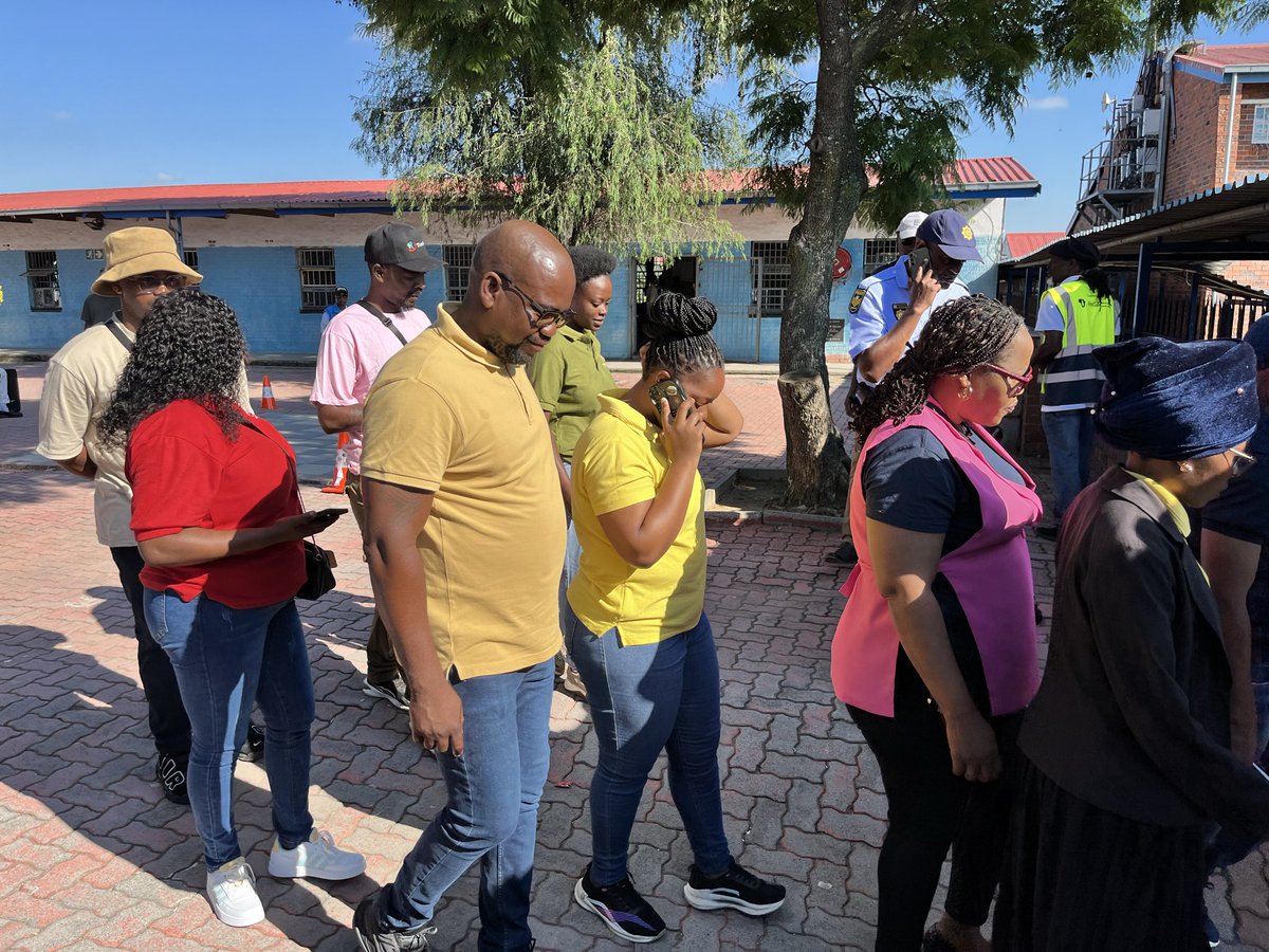 COCmarema's tweet photo. We started our morning building minds and shaping futures in Alexandra
attended the Realogile High School Chess Launch in Alexandra — an impactful initiative that uses chess to promote critical thinking, discipline, and positive youth development among learners
@CityofJoburgZA https://t.co/2qFU2rIPRY