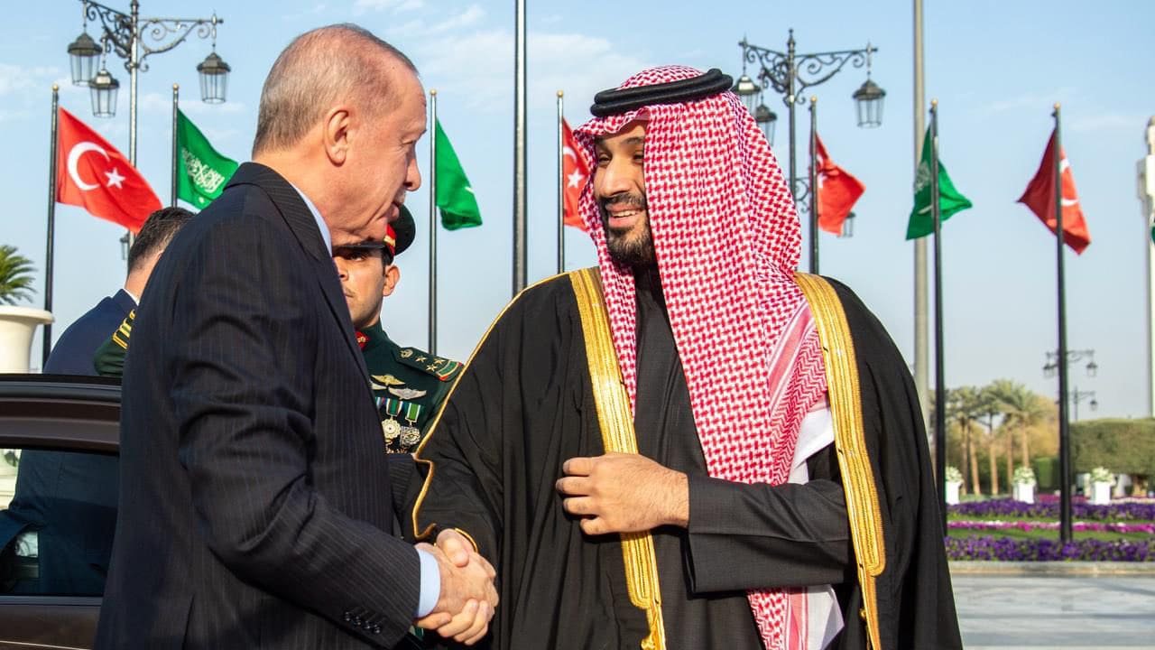 السعودية وتركيا تؤكدان رفضهما تشكيل أي كيانات غير شرعية في السودان. الأمير محمد بن سلمان والرئيس التركي يؤكدان مواقفهما الثابتة والداعمة لوحدة السودان والمحافظة على أمنه واستقراره وسيادته، ورفض تشكيل أي كيانات غير شرعية أو موازية خارج إطار مؤسسات الدولة السودانية الشرعية، ومنع تدفق الأسلحة الخارجية غير الشرعية 