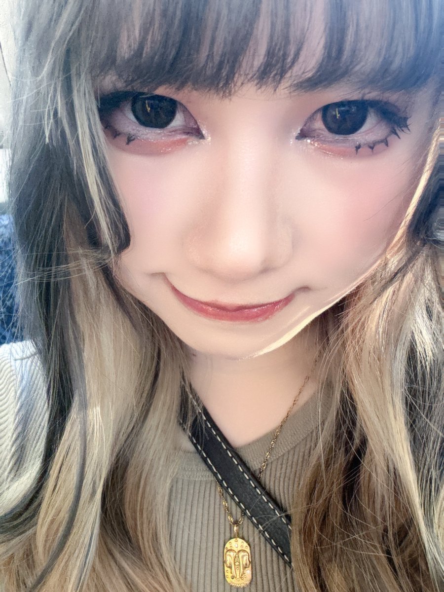 やぴょい！久々に髪巻いた！ギャルみある〜？イェーイ✌️
今日はシドニーから初配信！！8時から！
日本時間は6時からだよ！
4QNQ公式YouTubeから見れます！
良かったらみてね！✌︎('ω')✌︎
チェキも売ってるよー！