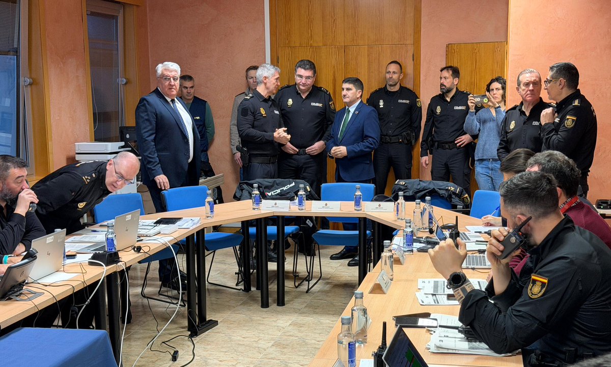 DelegGobGAL's tweet photo. 👮♂️ O delegado do Goberno @blancolobeiras visita o Centro de Coordinación Operativo (CECOR) para supervisar o dispositivo de seguridade despregado con motivo da #REAIM en @ConcelloCoruna e garantir o bo desenvolvemento do evento e a coordinación de todos os efectivos implicados. https://t.co/Z3KjFDbr7f