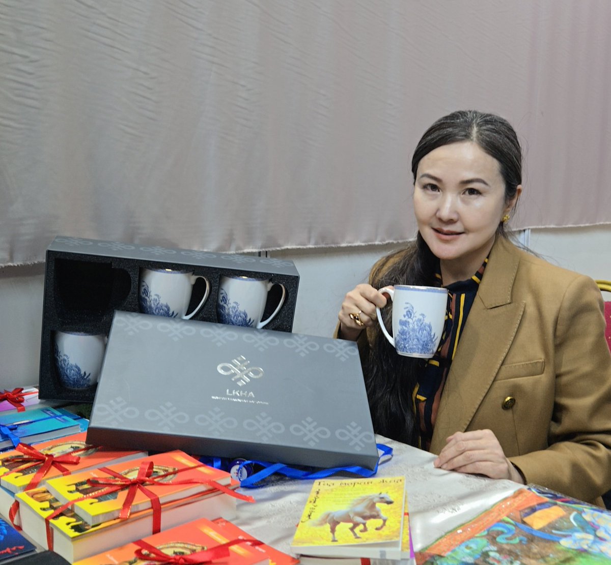 Shuudertsetseg4's tweet photo. Уран ган UG EXPO-д "Цагаан сар-Өвсоёл" үзэсгэлэнд оролцож бн. Эхний өдрүүд сэлүүхэн, хүмүүс юм үзээд яваад л бн.Хөгшид хоорондоо ярилцах нь, дараа 7 хоногт хүүхдүүд мөнгө өгнө гэсэн.Гэрийн ойр юм эхлээд үнэ ханш харъя, бэлгэнд л их мөнгө гарах нь гэлцэнэ.
#Lkha гээд монгол https://t.co/oL8YsHKO2X