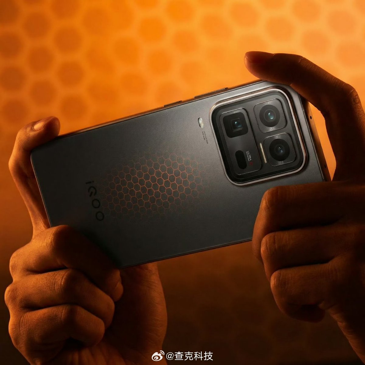 iQOO 15 Ultra — Specs🔥🔥

🖥 Display
• 6.85″ 2K+ 144Hz LTPO Samsung M14 flat display
• Up to 8000 nits local peak brightness ☀️
• Ultra-smooth adaptive refresh rate

📸 Cameras
• Front: 32 MP selfie 🤳
• Rear triple camera system:
– 50 MP main (1/1.56″ sensor)
– 50 MP