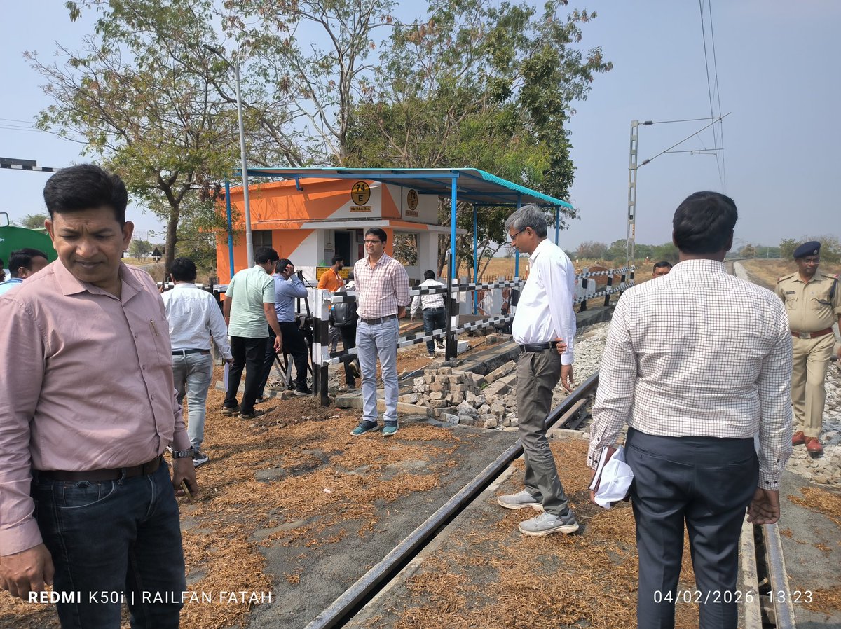 FatahAhad's tweet photo. Dr. R. Gopalakrishnan, DRM Secunderabad visits lc no 74/E near Kalgupur stn, inspects newly made Road by Rly, between Kamalnagar bhalki, VKB PRLI line!! https://t.co/eVcFlqNwJW