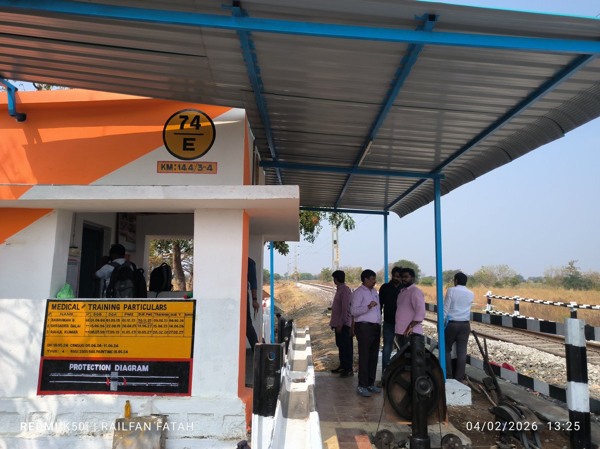 FatahAhad's tweet photo. Dr. R. Gopalakrishnan, DRM Secunderabad visits lc no 74/E near Kalgupur stn, inspects newly made Road by Rly, between Kamalnagar bhalki, VKB PRLI line!! https://t.co/eVcFlqNwJW