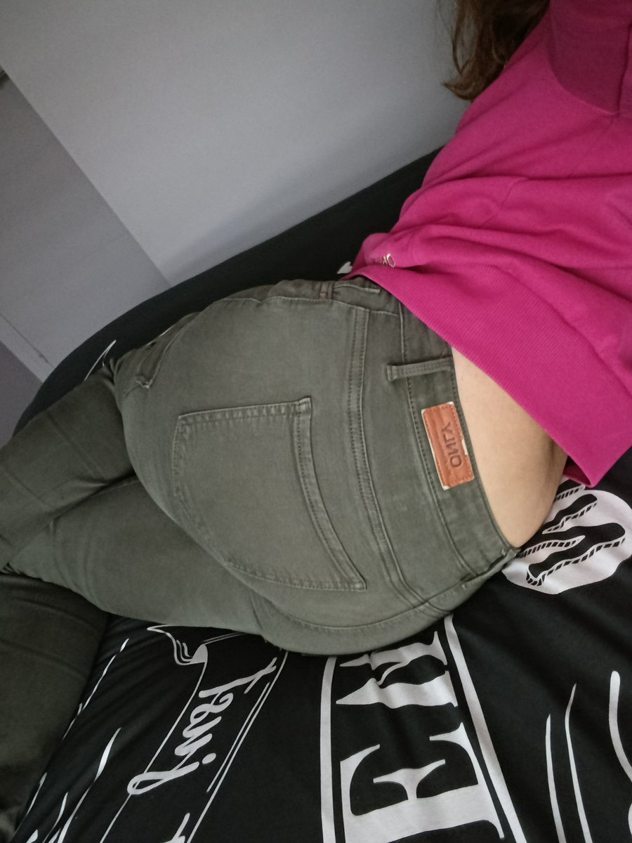 ChatteLisse1's tweet photo. Bonjour X
Que se cache-t-il sous mon pantalon ??
Et de quelle couleur ??
A vous de deviner 😋😋
Réponse en fin de journée en fonction des commentaires et like cr en ce moment c'est un peu mort😔 https://t.co/wZMwWkxfxD