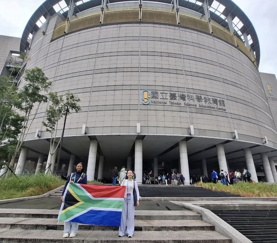 LimChronicle's tweet image. 𝗟𝗜𝗠𝗣𝗢𝗣𝗢 𝗬𝗢𝗨𝗡𝗚 𝗦𝗖𝗜𝗘𝗡𝗧𝗜𝗦𝗧 𝗧𝗔𝗞𝗘 𝗠𝗔𝗧𝗛𝗦 𝗜𝗡𝗡𝗢𝗩𝗔𝗧𝗜𝗢𝗡 𝗧𝗢 𝗧𝗔𝗜𝗪𝗔𝗡𝗔

17-year-old Karabo Mpuru from Lebowakgomo, Limpopo, is currently representing South Africa at the prestigious Taiwan International Science Fair, taking place from 31 January…