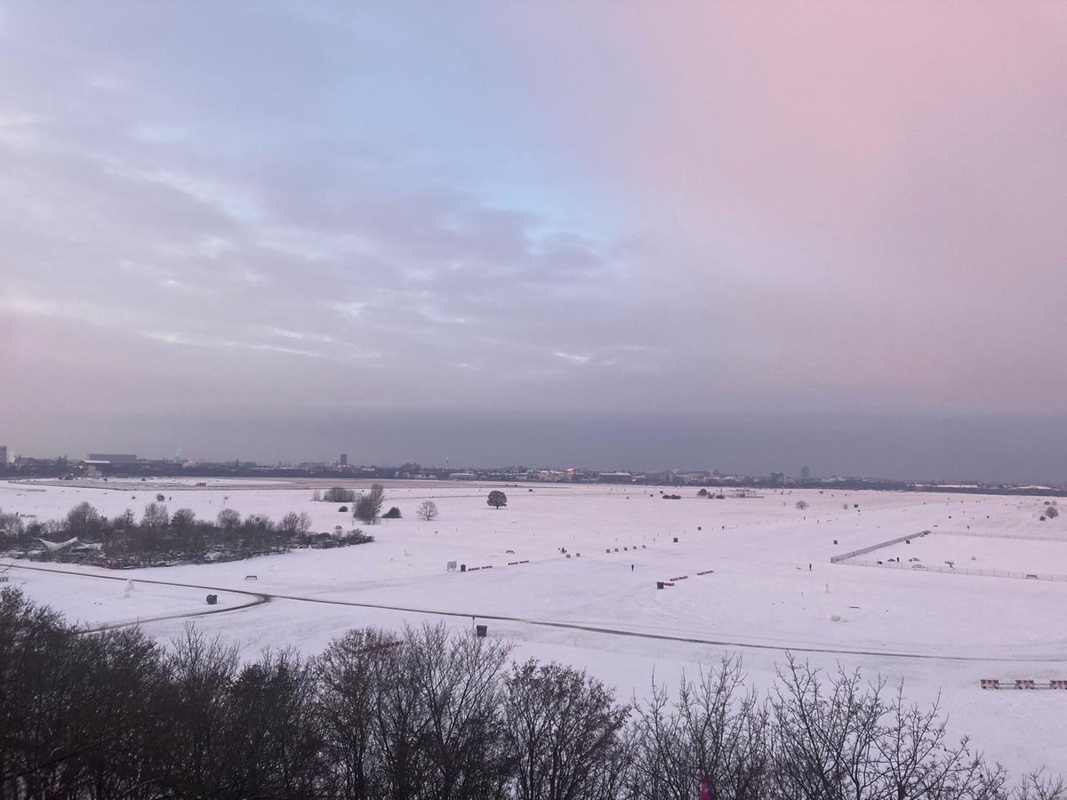 #TempelhoferFeld wieder weiß verschneit.