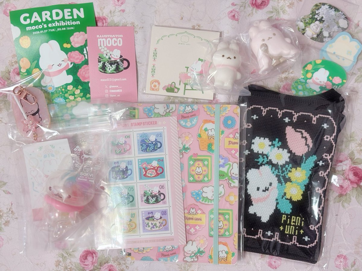 bite_usagi's tweet photo. @moco__ 知人に代行していただき、本日グッズ受け取りました！どれもほんとうにかわいいです…✨️今回直接足を運べないことが残念ですが、あたたかくて可愛いグッズをたくさんゲットできて幸せです🤍いつも素敵な作品をありがとうございます これからも応援しています💐 https://t.co/lGlc6KyOgJ
