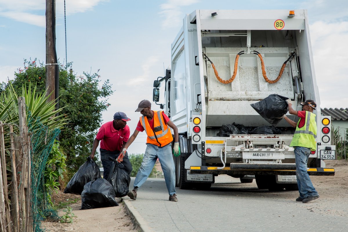 _ArriveAlive's tweet image. The George Municipality kindly asks all dog owners to keep their dogs safely contained or on a leash during refuse collection

arrr.co.za/SLLPp

#ArriveAlive #DogAttacks @george_mun