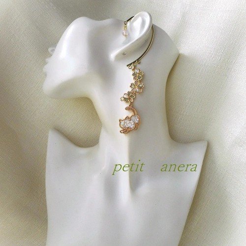 桜と揺れる猫のイヤーフック レジンの桜と猫に、ローズクォーツを下げ