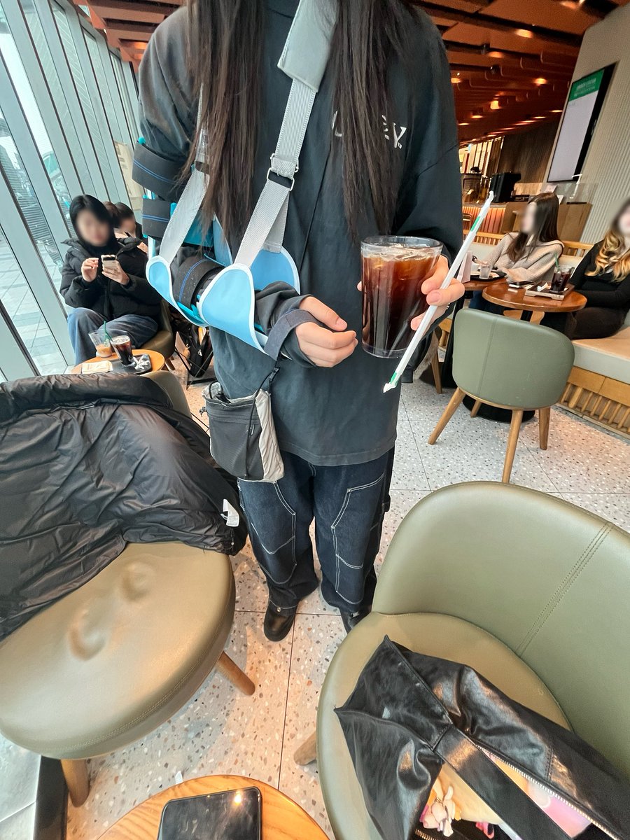 lay0uung's tweet image. 실환가 우리집 부치 반깁스 했는데 
커피 나왔다고 내가 가지고 올라하는거 
무시하더니 저벅저벅 본인이 들고 오심