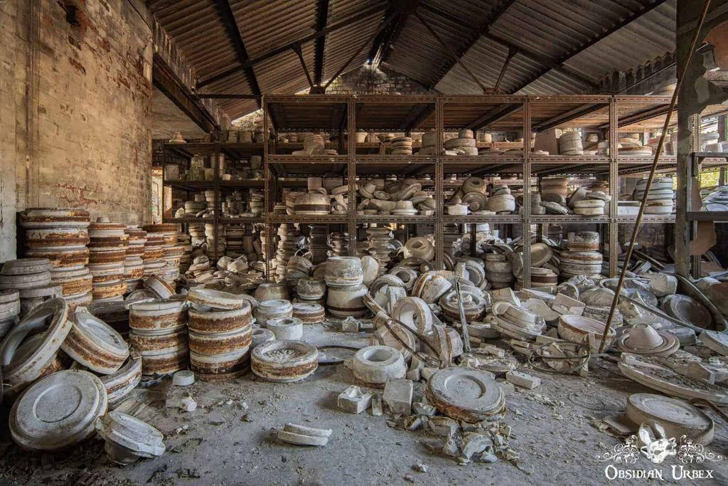 ObsidianUrbex's tweet image. The ruin remains of the Falcon Works Pottery factory in Hanley, Stoke-On-Trent. Built in the 1890s with kilns around a courtyard; earthenware; later porcelain. Peak ~200. Closed ~2000; demolished amid inquiry. obsidianurbexphotography.com/industrial/fal… #StokeOnTrent #Pottery #History