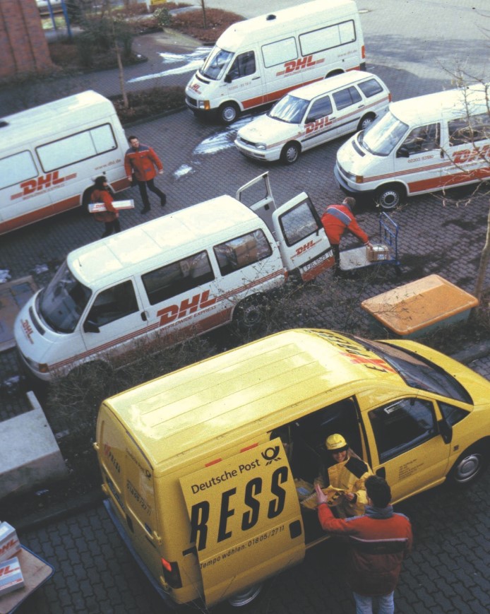 Valkoinen ja keltainen kohtaavat! ❤️ 💛 
Vaikka olemmekin sanoneet hyvästit vanhoille väreillemme jo aikaa sitten, on mukavaa välillä muistella niitä. 🥰

Muistatko sinä vielä vanhat värimme?

#ThrowbackThursday #DHL