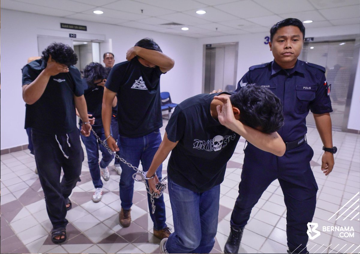 bernamadotcom's tweet photo. 𝟏𝟐 𝐏𝐄𝐍𝐘𝐎𝐊𝐎𝐍𝐆 𝐒𝐄𝐋𝐀𝐍𝐆𝐎𝐑 𝐅𝐂 𝐃𝐈𝐃𝐀𝐊𝗪𝐀 𝐌𝐈𝐋𝐈𝐊𝐈, 𝐏𝐎𝐒𝐈𝐓𝐈𝐅 𝐃𝐀𝐃𝐀𝐇

Sebanyak 12 penyokong Selangor FC didakwa di dua Mahkamah Majistret di Kuala Terengganu hari ini atas pertuduhan memiliki dan positif dadah, Isnin lepas.

Kesemua individu itu mengangguk faham ketika semua pertuduhan tentatif dibacakan secara berasingan dan tiada pengakuan direkodkan daripada mereka selepas pertuduhan dibacakan di hadapan Majistret Iffah Nabihah Mohd Ishak dan Majistret Noor Mazrinie Mahmood.

Muhammad Amirul Izham Anuwa, 26, didakwa atas dua pertuduhan memiliki dadah jenis kanabis (1.12 gram berat kasar) dan nimetazipam (0.37 gram berat kasar) di Ibu Pejabat Polis Daerah (IPD) Kuala Terengganu pada 9.30 malam, 2 Feb lepas.

Berita penuh: https://t.co/QPnAafaI5E

📸Mohd Khairul Fikiri | Bernama 

#BernamaNews #SelangorFC #dadah