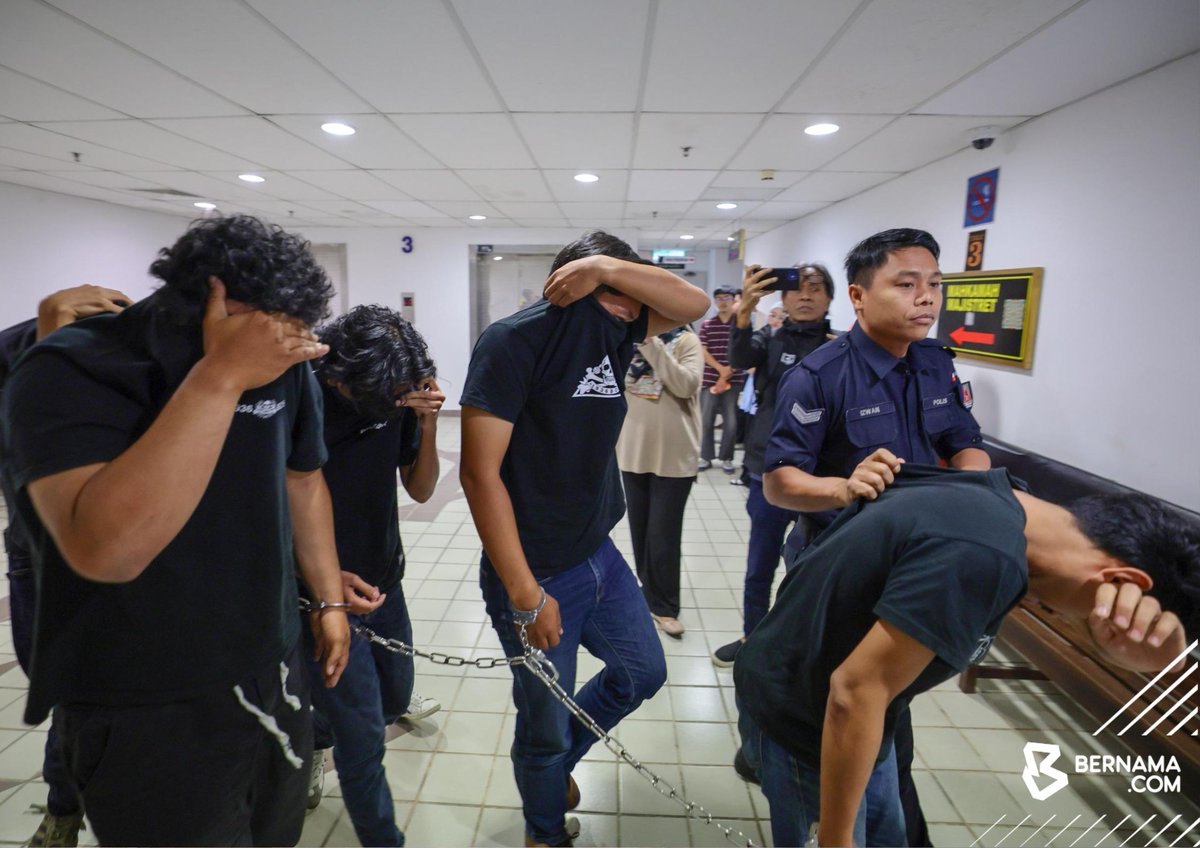 bernamadotcom's tweet photo. 𝟏𝟐 𝐏𝐄𝐍𝐘𝐎𝐊𝐎𝐍𝐆 𝐒𝐄𝐋𝐀𝐍𝐆𝐎𝐑 𝐅𝐂 𝐃𝐈𝐃𝐀𝐊𝗪𝐀 𝐌𝐈𝐋𝐈𝐊𝐈, 𝐏𝐎𝐒𝐈𝐓𝐈𝐅 𝐃𝐀𝐃𝐀𝐇

Sebanyak 12 penyokong Selangor FC didakwa di dua Mahkamah Majistret di Kuala Terengganu hari ini atas pertuduhan memiliki dan positif dadah, Isnin lepas.

Kesemua individu itu mengangguk faham ketika semua pertuduhan tentatif dibacakan secara berasingan dan tiada pengakuan direkodkan daripada mereka selepas pertuduhan dibacakan di hadapan Majistret Iffah Nabihah Mohd Ishak dan Majistret Noor Mazrinie Mahmood.

Muhammad Amirul Izham Anuwa, 26, didakwa atas dua pertuduhan memiliki dadah jenis kanabis (1.12 gram berat kasar) dan nimetazipam (0.37 gram berat kasar) di Ibu Pejabat Polis Daerah (IPD) Kuala Terengganu pada 9.30 malam, 2 Feb lepas.

Berita penuh: https://t.co/QPnAafaI5E

📸Mohd Khairul Fikiri | Bernama 

#BernamaNews #SelangorFC #dadah