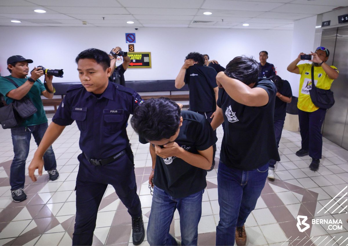 bernamadotcom's tweet photo. 𝟏𝟐 𝐏𝐄𝐍𝐘𝐎𝐊𝐎𝐍𝐆 𝐒𝐄𝐋𝐀𝐍𝐆𝐎𝐑 𝐅𝐂 𝐃𝐈𝐃𝐀𝐊𝗪𝐀 𝐌𝐈𝐋𝐈𝐊𝐈, 𝐏𝐎𝐒𝐈𝐓𝐈𝐅 𝐃𝐀𝐃𝐀𝐇

Sebanyak 12 penyokong Selangor FC didakwa di dua Mahkamah Majistret di Kuala Terengganu hari ini atas pertuduhan memiliki dan positif dadah, Isnin lepas.

Kesemua individu itu mengangguk faham ketika semua pertuduhan tentatif dibacakan secara berasingan dan tiada pengakuan direkodkan daripada mereka selepas pertuduhan dibacakan di hadapan Majistret Iffah Nabihah Mohd Ishak dan Majistret Noor Mazrinie Mahmood.

Muhammad Amirul Izham Anuwa, 26, didakwa atas dua pertuduhan memiliki dadah jenis kanabis (1.12 gram berat kasar) dan nimetazipam (0.37 gram berat kasar) di Ibu Pejabat Polis Daerah (IPD) Kuala Terengganu pada 9.30 malam, 2 Feb lepas.

Berita penuh: https://t.co/QPnAafaI5E

📸Mohd Khairul Fikiri | Bernama 

#BernamaNews #SelangorFC #dadah