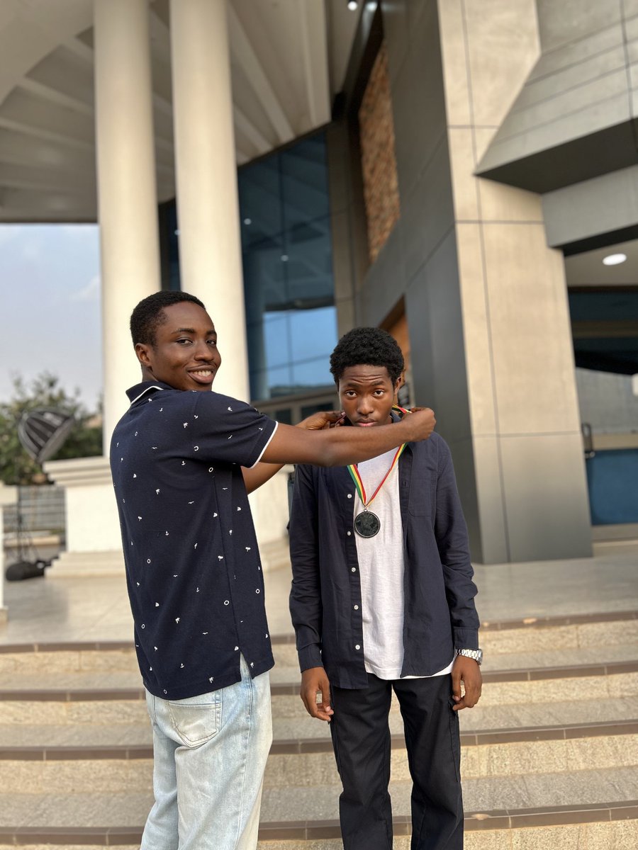 KNUSTChess's tweet photo. President Alexis presents the awards to the winners
Nana Adjei-Yeboah Otchere🥇
Atsrefi Mawuli Yao🥈
Emmanuel Zilevu 🥉
Congratulations guys on your victories
#chess
#ghanachess https://t.co/w9I9jCtXmB