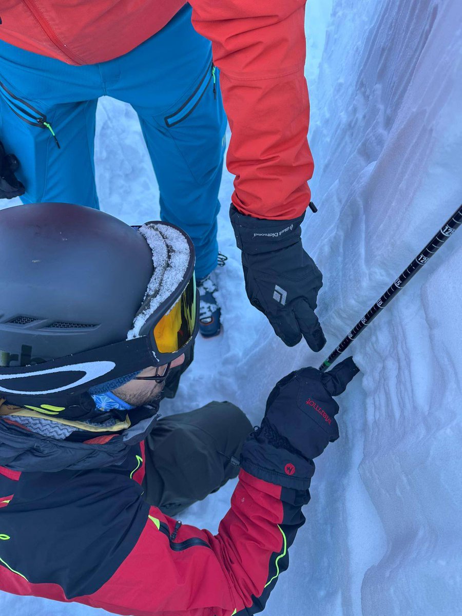 La scorsa settimana, con l'arrivo di un bel po’ di neve e le condizioni del manto nervoso piuttosto instabili, la Scuola di #Scialpinismo si è esercitata a fare un po’ di profili e studiare la stratigrafia del manto nevoso per gli esami ISA.
👉caisag.ts.it/ssact-pg-eserc…
#caisag