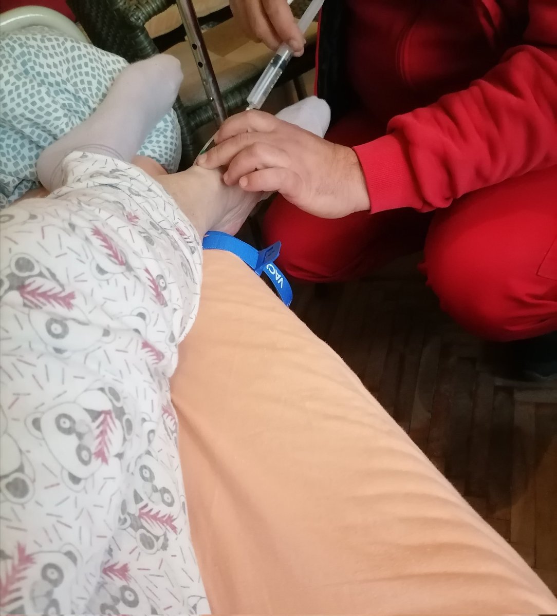 Dva puta karcinom, dve operacije, tezkak mozdani udar i desna strana ruke i noge mi je oduzeta a imam i urostomu na stomaku na koju obljavljam fizoloske potrebe zbog karcinoma, dobila sam Multiple Skerlozu i na kraju astmu. Pa ako mozete po 1 poruku za mene 1016 na 3030. 🙏❤️❤️❤️