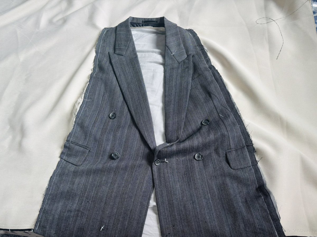 布にスーツをドッキング
#イラスト  #ペン画　
#絵描きさんと繋がりたい
#イラスト好きさんと繋がりたい   
#絵柄が好みっていう人にフォローされたい