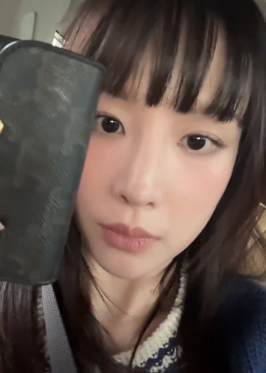 지갑 안에 돈은 없고요, 
카드랑 민증이랑 운전면허증 있네요
빈곤코어 아이돌 ㅈㄴ웃겨