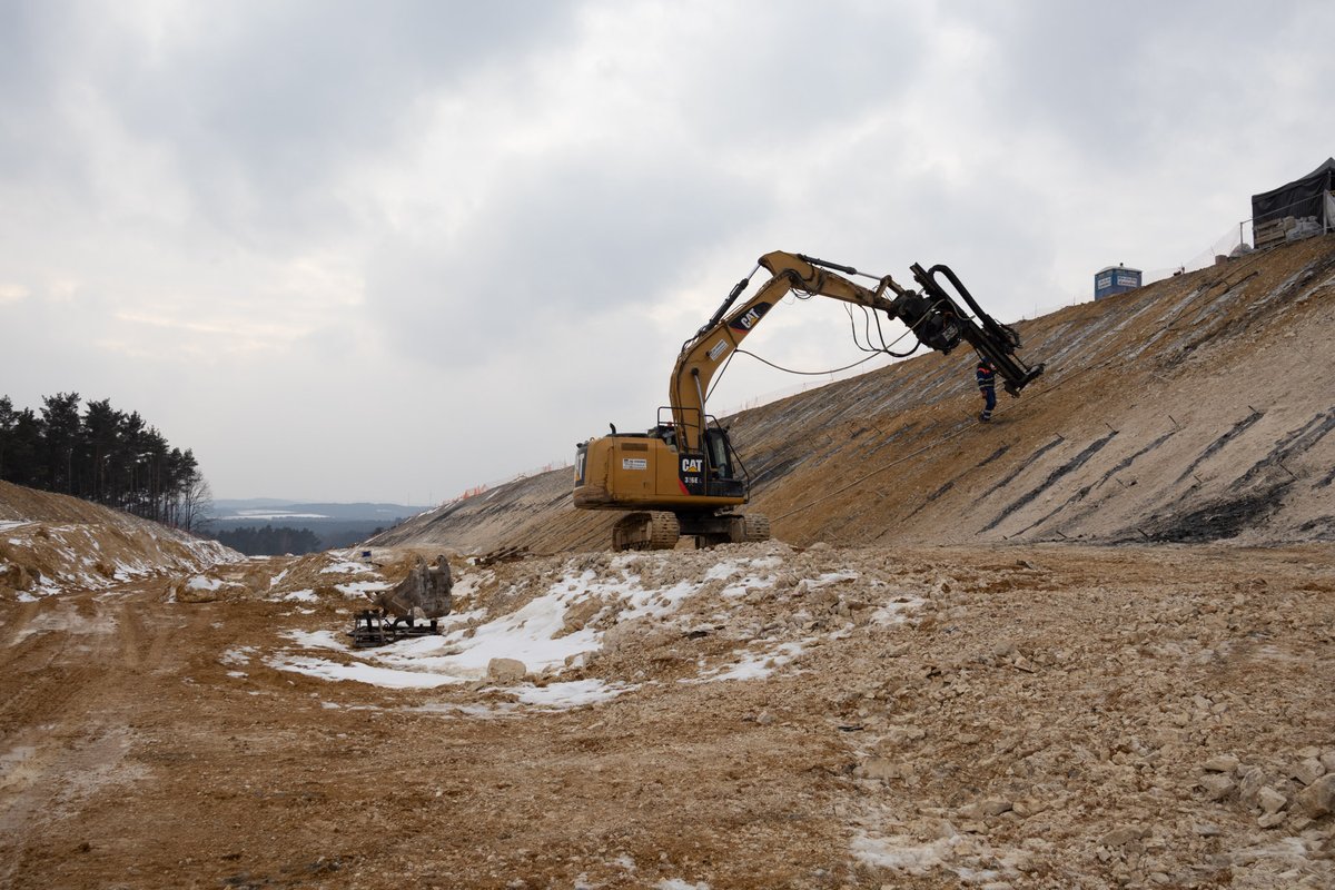 GDDKiA_Katowice's tweet photo. 👷♂️W okresie zimowym pracujemy na budowach na tyle, na ile pozwalają nam warunki atmosferyczne. Przy budowie obwodnicy #Kroczyce w ciągu nowej #DK78 prowadzimy roboty ziemne, budujemy kanalizację deszczową oraz przebudowujemy kolidujące sieci. Zaawansowanie: 41,2%. #100Obwodnic https://t.co/5JRnObuKlx