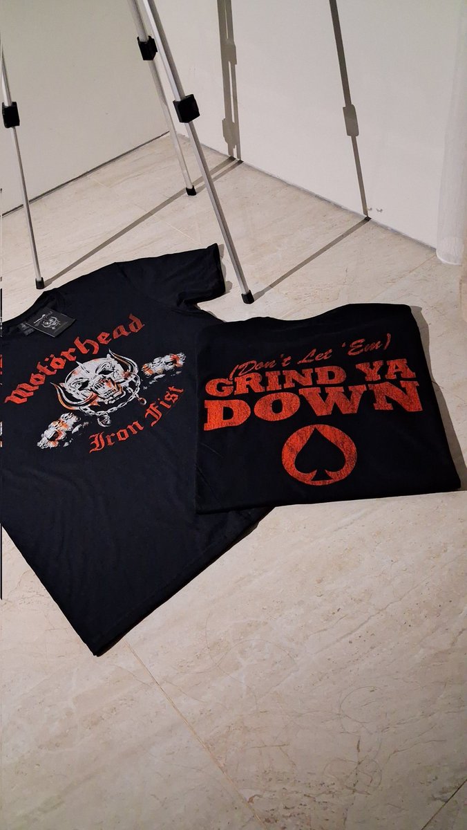 Album studio ke-5 band Motörhead, berjudul Iron Fist, dirilis pada tahun 1982.

Nama "Iron Fist" diambil dari nama yang pernah digunakan band tersebut untuk pertunjukan Live "Iron Fist and the Hordes from Hell"

#Motorhead #IronFist #OfficialMerch #RockstarCity #JajanRock