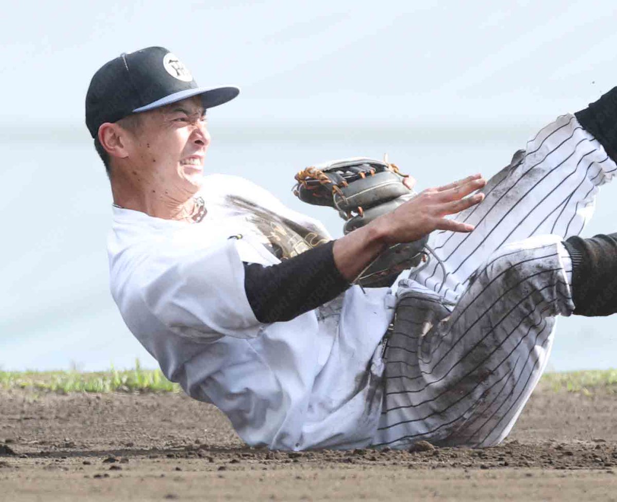 Sponichi_Tphoto's tweet photo. 泥だらけになってノックを受ける ＃熊谷敬宥 選手。 https://t.co/xX9DdcfQVV