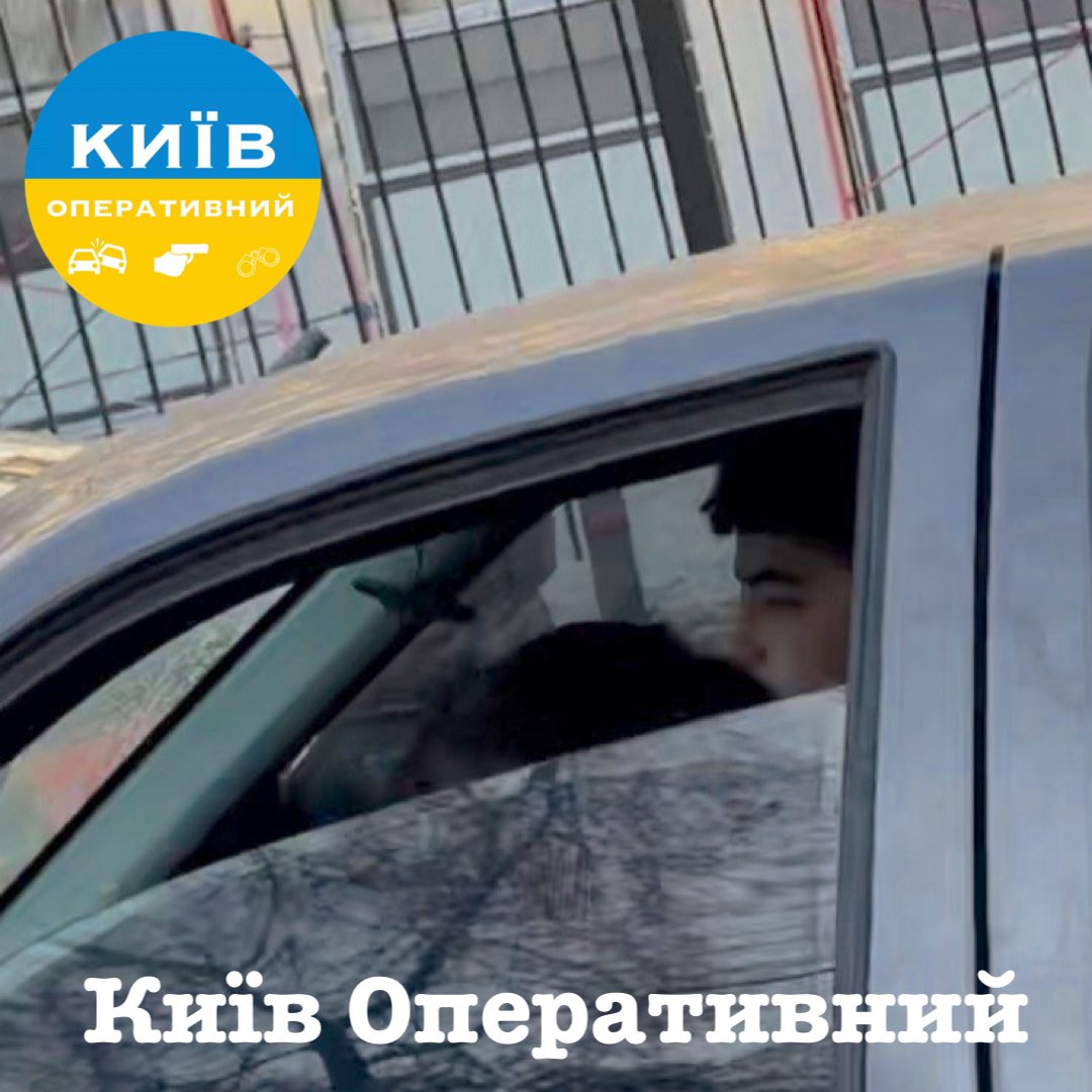 KyivOperativ's tweet image. Стадо малолітніх чортів на #Lada (#AI9033ET) намагалися піти у дріфт на своєму кориті на Набережно-Хрещатицькій і влетіли у припарковане авто. Ясна річ - з місця події втекли. 
Автор намагався наздогнати чортів, але тим «сміливцям» обісцяним вдалося втекти.