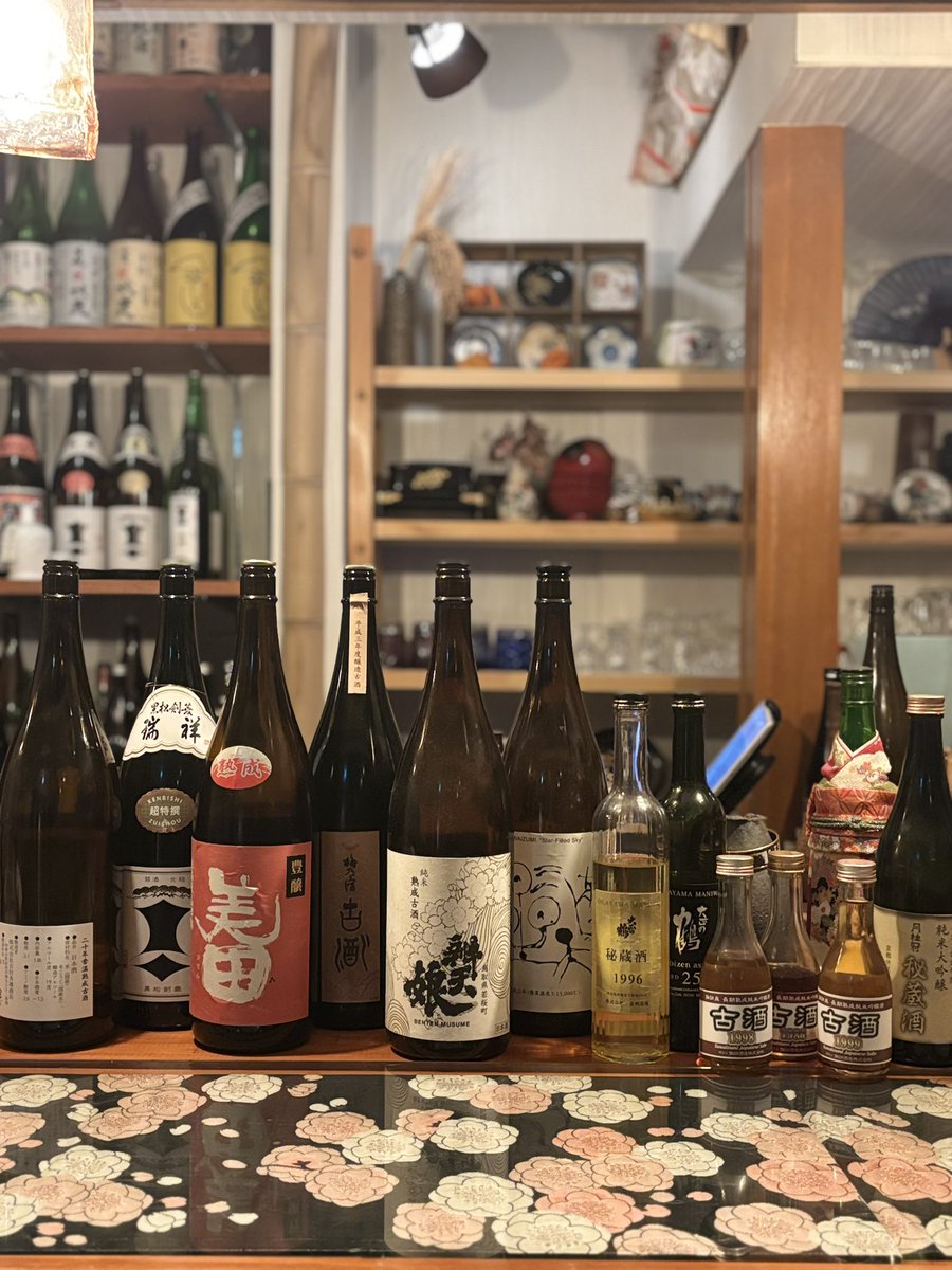 とある夜
海外から来た熟成酒好きの
お客様が選んだ1本

1番のお気に入りは
平成3年　梅の宿　本醸造
杜氏：フィリップ・パーカー

新酒のフレッシュさも
時を重ねた古酒の深みも
日本酒の楽しみ方は無限

今宵も良い一杯をご用意して
あなたをお待ちしております

I love 出汁と燗酒
日本酒bar畠山