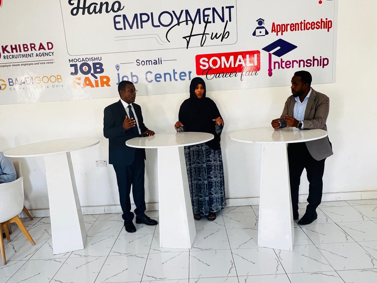 HanoEmployment's tweet photo. Booqasho sharaf leh oo uu Xafiiska Hano Employment Hub ku yimid Cabdisalaan Yuusuf Aadan, La-taliye Sare ee Arrimaha Qurba-joogta, taas oo dhiirrigelin weyn u noqotay dhalinyarada ka shaqeysa shaqo-abuurka iyo hal-abuurka.
#HanoEmploymentHub #Somalia #ShaqoAbuur #HalAbuur https://t.co/Pc1enZMuVT