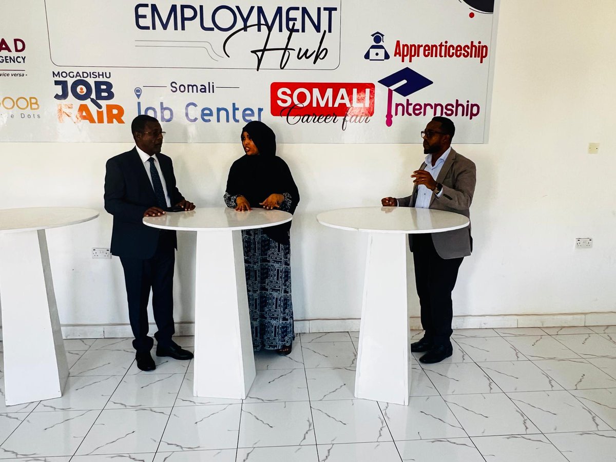 HanoEmployment's tweet photo. Booqasho sharaf leh oo uu Xafiiska Hano Employment Hub ku yimid Cabdisalaan Yuusuf Aadan, La-taliye Sare ee Arrimaha Qurba-joogta, taas oo dhiirrigelin weyn u noqotay dhalinyarada ka shaqeysa shaqo-abuurka iyo hal-abuurka.
#HanoEmploymentHub #Somalia #ShaqoAbuur #HalAbuur https://t.co/Pc1enZMuVT