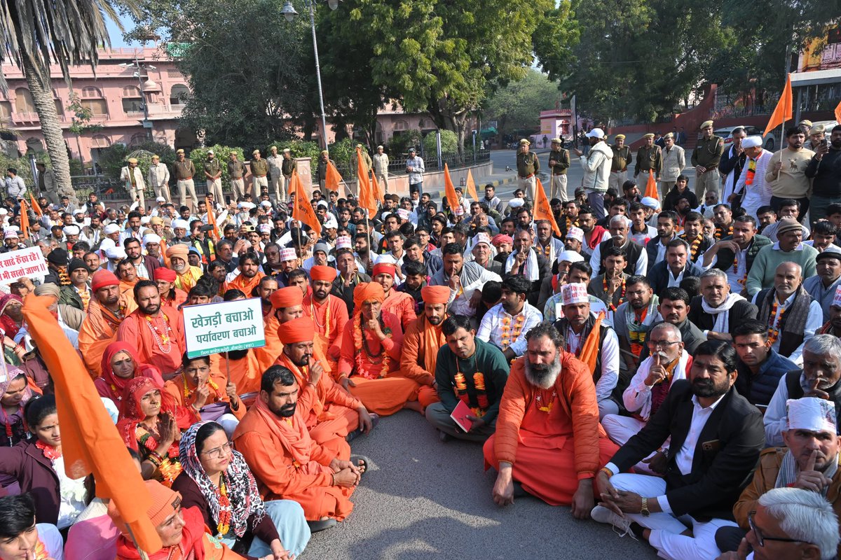 VShiris's tweet photo. आज प्रातः काल सभी #खेजड़ी_बचाओ_महापड़ाव से कलेक्ट्रेट तक मौन जुलूस निकाल कर खेजड़ी का पूजन किया। अनशन पर बैठे साधु संतों सहित सभी पर्यावरण प्रेमियों ने मौन जुलूस के माध्यम से संदेश दिया। कि हम शान्ति से अपनी मांगे मनाना चाहते है।

सरकार के समक्ष हमारी दो स्पष्ट माँगें हैं। https://t.co/slHppdueT9