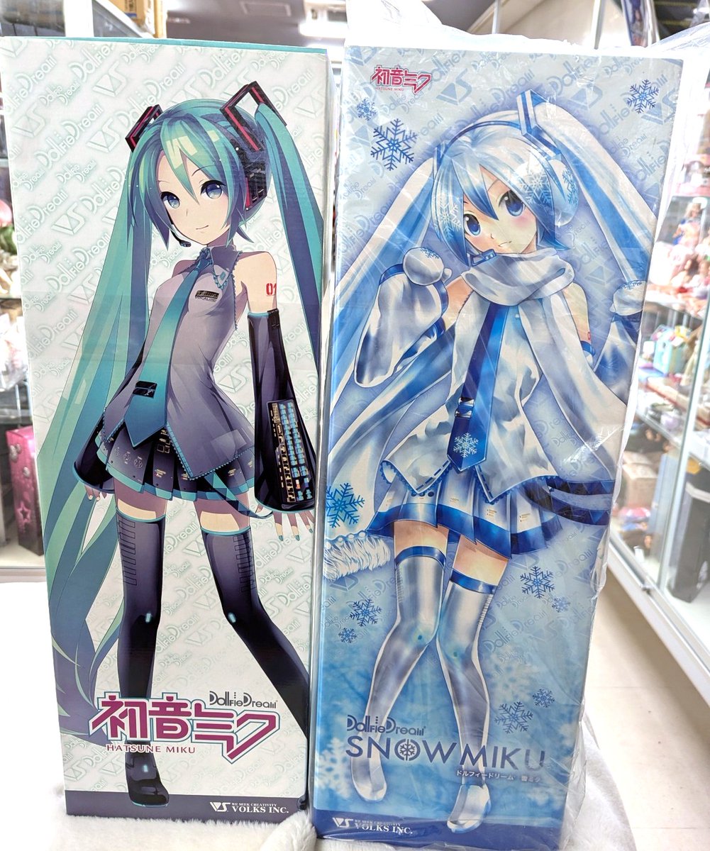 今日から札幌雪まつり始まってます！
札幌店の店頭でミクや雪ミクお迎え可能なので一緒に連れて雪まつり楽しむのは如何でしょうか！！