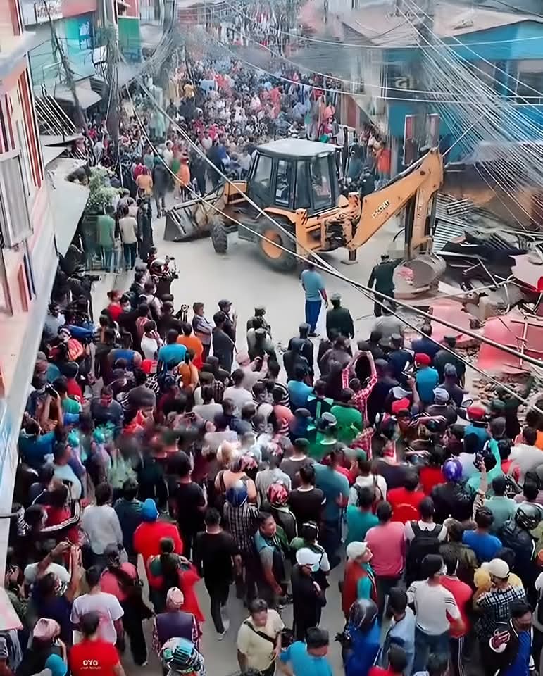 डोजरले बाटो खनेको हेर्न समेत सयौको भीड जम्मा हुने देशमा सोसल मिडियामा चर्चा कमाएको कुनै मान्छे कस्तो रहेछ भनेर हेर्न भीड जम्मा हुनु लाई जनमत सबै आफ्नो भनि सोच्नु भ्रम मात्र हो । फाल्गुन २१ मा प्राप्त जनमत सबैले कदर गर्न सकुन ।