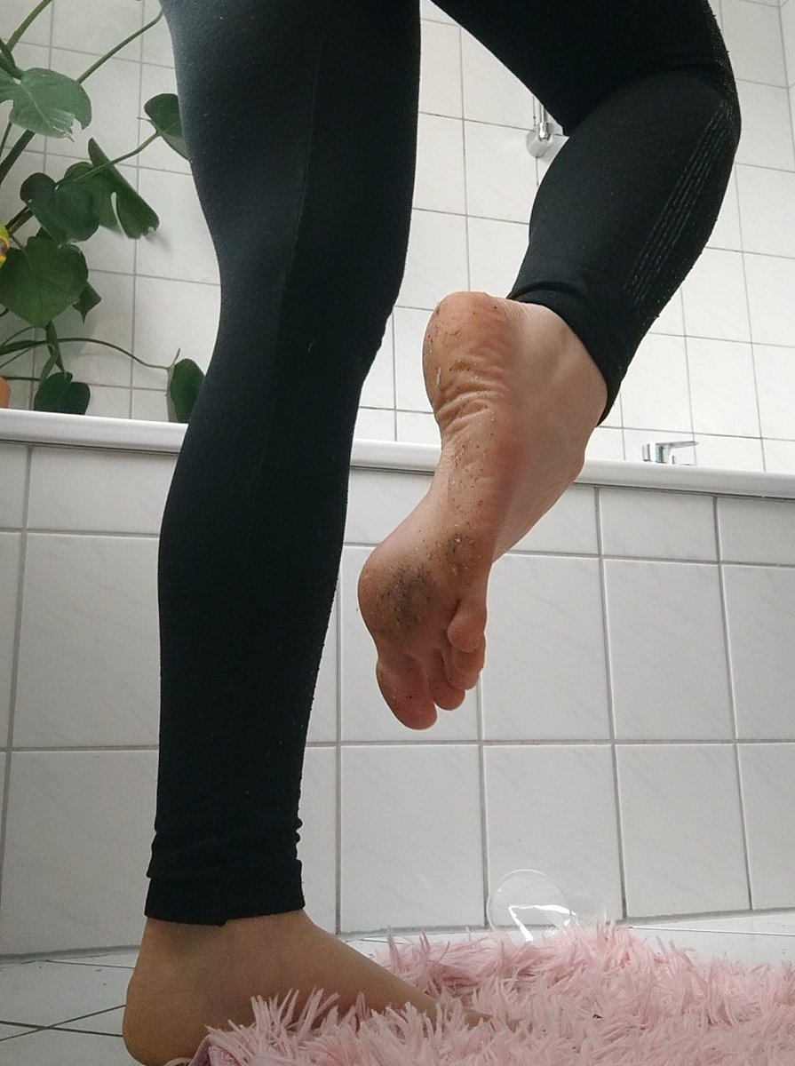 QLadymarie's tweet photo. Brauche einen neuen Fußabtreter ⚡
Guten Morgen fußvolk✌🏼
#Feetfetish #assworship #feetwoeship #findom #ballbustingslave #FinDominatrix #gymslave #feetporn https://t.co/ZovbetNoiD